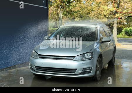 Automatische Reinigung mit Hochdruckwasserstrahl in der Außenwaschanlage Stockfoto