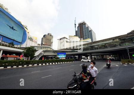Ein Blick auf den OneSiam Skywalk und das MBK Center auf der Phaya Thai Road im Zentrum von Bangkok, Thailand. Stockfoto