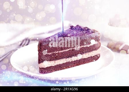 Köstlicher Schokoladenkuchen auf einem leichten Tisch, Nahaufnahme. Leckeres Dessert zum Chirstmas Dinner Stockfoto