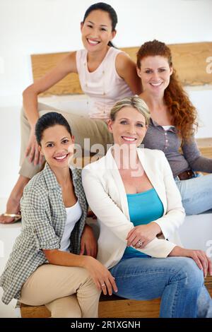 Schritte der Ermächtigung. Porträt einer vielfältigen Gruppe von Mitarbeitern in einer zwanglosen Büroumgebung. Stockfoto
