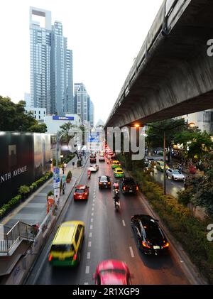 Verkehr auf der Sukhumvit Road in Bangkok, Thailand. Stockfoto