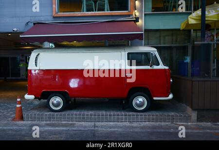 Eine VW Bus Cocktailbar in Bangkok, Thailand. Stockfoto