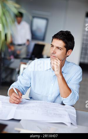 Ich kann dieses Design verbessern. Ein junger Architekt, der Designprobleme überwindet, während er an seinen Entwürfen arbeitet. Stockfoto