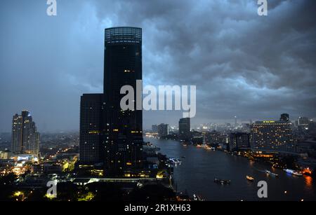 Stürmisches Wetter über dem Fluss Chao Phraya in Bangkok, Thailand. Stockfoto