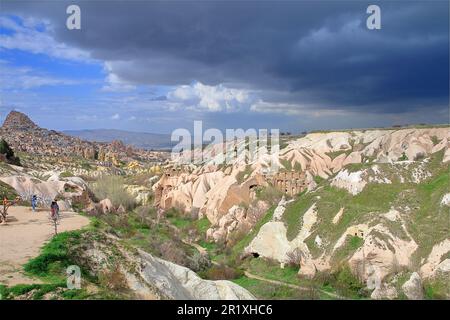 Foto in der Türkei. Auf dem Foto die Höhlenstadt Uchisar vor Sonnenuntergang. Stockfoto