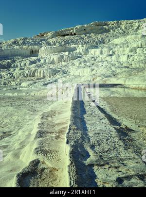 Natürliche Travertin Pools und Terrassen in Pamukkale. Pamukkale, Türkei Stockfoto