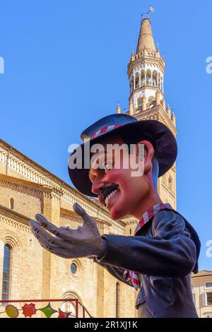 Crema, Italien - 27. Februar 2022: Eine Karnevalsparade auf dem Platz der Kathedrale (Duomo) in Crema, Lombardei, Norditalien (Parade dele Stockfoto