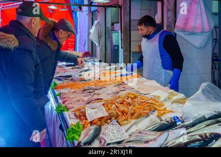 Venedig, Italien - 02. März 2022: Szene des Rialto-Marktes, mit Meeresfrüchten, Verkäufern und Einkäufern, in Venedig, Venetien, Norditalien Stockfoto