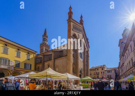 Crema, Italien - Februar 26 2023: Karnevalszene auf dem Domplatz (Duomo), mit Einheimischen und Besuchern, in Crema, Lombardei, Norditalien Stockfoto