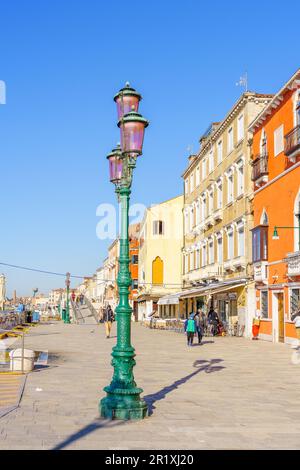 Venedig, Italien - 01. März 2022: Szene der Promenade Fondamenta delle Zattere mit Einheimischen und Besuchern in Venedig, Venetien, Norditalien Stockfoto