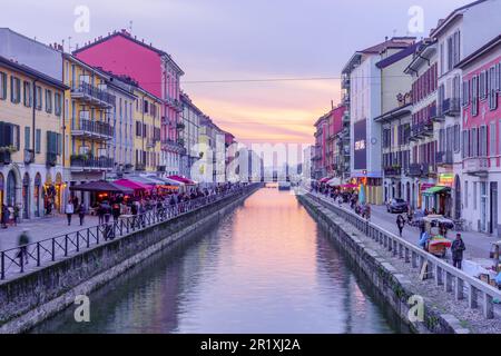 Mailand, Italien - 02. März 2022: Blick auf den Naviglio Grande Kanal bei Sonnenuntergang, mit Einheimischen und Besuchern, in Navigli, Mailand, Lombardei, Norditalien Stockfoto