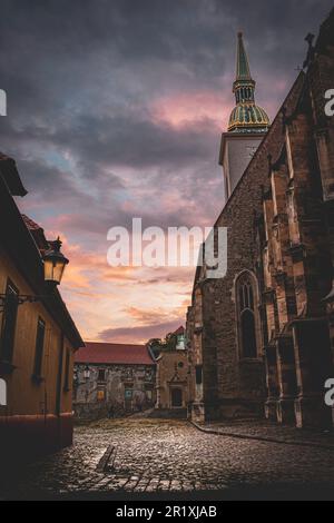 Alte Straßen von Bratislava in der Abenddämmerung - Slowakei Stockfoto