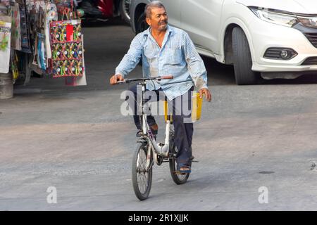 SAMUT PRAKAN, THAILAND, MÄRZ 03 2023, ein älterer Mann fährt auf der Straße Fahrrad Stockfoto