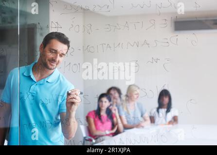 Präsentation durchführen. Ein Geschäftsmann, der eine Präsentation im Sitzungssaal hält. Stockfoto