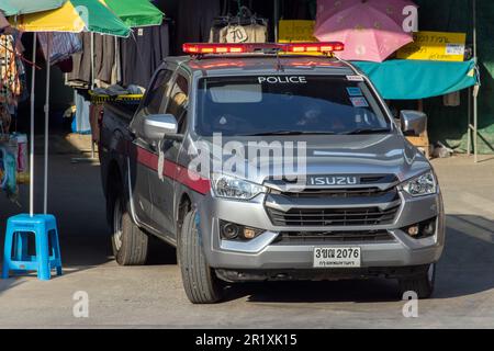 SAMUT PRAKAN, THAILAND, FEBRUAR 07 2023, Ein Polizeiabholer mit einem Warnsignal fährt durch den Markt Stockfoto