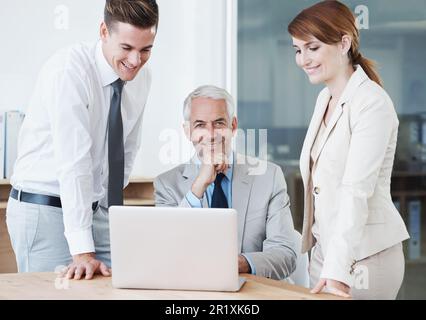 Eine Gruppe von Kollegen, die sich im Sitzungssaal treffen. Stockfoto