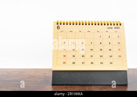 Juni 2023 Monatlicher Tischkalender für 2023 Jahr auf Holztisch. Stockfoto