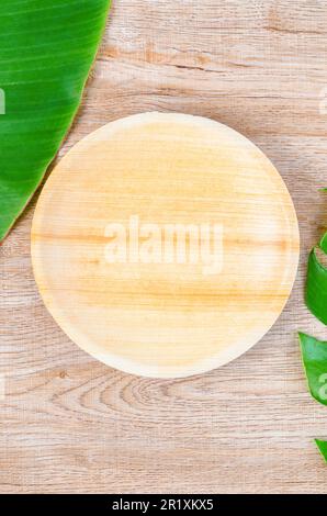 Küchengeschirr aus getrockneter Betelnussblatt-Palme, Naturmaterial. Das umweltfreundliche Konzept des Green-Produkts. Stockfoto