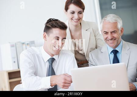 Eine Gruppe von Kollegen, die sich im Sitzungssaal treffen. Stockfoto