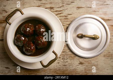 Hausgemachte Fleischbällchen mit Weinsauce in einem Restaurant in Spanien. Stockfoto