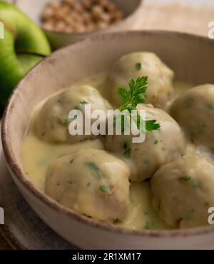 Hausgemachte Fleischbällchen mit Weinsauce in einem Restaurant in Spanien. Stockfoto