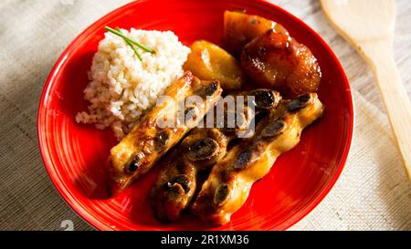 Kalbfleisch-Churrasco mit Birne zubereitet und mit Reis serviert. Stockfoto