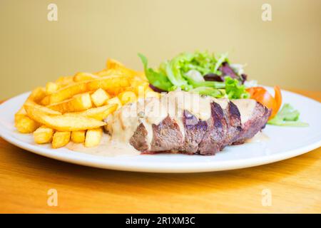 Im Ofen gekochtes Entenfilet, serviert in einem Luxusrestaurant. Stockfoto