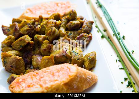 Der marinierte Fleischspieß, der maurische Pincho oder Pinchito ist in vielen Teilen Spaniens ein Spieß, der aus Fleischwürfeln hergestellt wird, in der Regel mit mariniertem Huhn oder Schweinefleisch Stockfoto