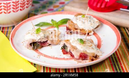 Filetsteaks gefüllt mit Paprika und mit Käsesauce. Stockfoto