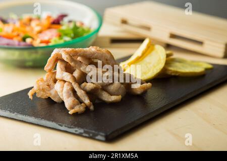 Streifen iberischer Schweinelende. Traditionelle spanische Tapa. Stockfoto