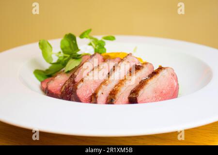 Im Ofen gekochtes Entenfilet, serviert in einem Luxusrestaurant. Stockfoto