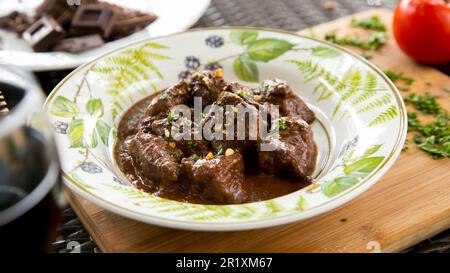 Rindereintopf mit Schokolade und Rotwein. Stockfoto