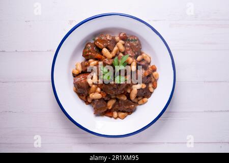 Rindereintopf mit weißen Bohnen. Traditionelle spanische Tapa. Stockfoto