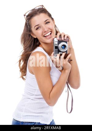 Sagen Sie Cheese. Eine junge Frau, die eine Kamera vor weißem Hintergrund hält. Stockfoto