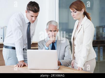 Eine Gruppe von Kollegen, die sich im Sitzungssaal treffen. Stockfoto