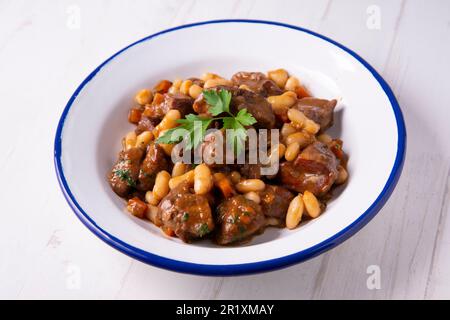 Rindereintopf mit weißen Bohnen. Traditionelle spanische Tapa. Stockfoto