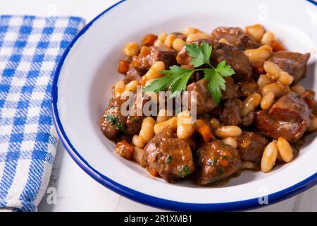 Rindereintopf mit weißen Bohnen. Traditionelle spanische Tapa. Stockfoto