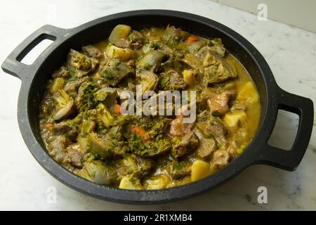 Rindereintopf mit Artischocken und Kartoffeln. Traditionelle spanische Tapa. Stockfoto