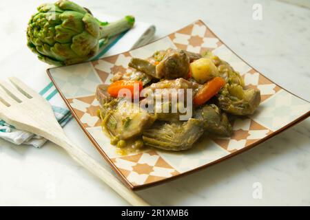 Rindereintopf mit Artischocken und Kartoffeln. Traditionelle spanische Tapa. Stockfoto