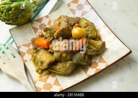 Rindereintopf mit Artischocken und Kartoffeln. Traditionelle spanische Tapa. Stockfoto