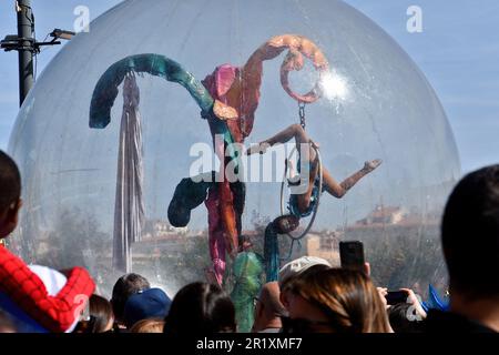 Marseille, Frankreich. 6. Mai 2023. Ein akrobat tritt während des Karnevals auf. Die Parade des Karnevals in Marseille fand am 6. Mai im Alten Hafen von Marseille statt, wo Hunderte von Menschen sich versammeln, um das Ereignis zu erleben und zu genießen. (Credit Image: © Gerard Bottino/SOPA Images via ZUMA Press Wire) NUR REDAKTIONELLE VERWENDUNG! Nicht für den kommerziellen GEBRAUCH! Stockfoto