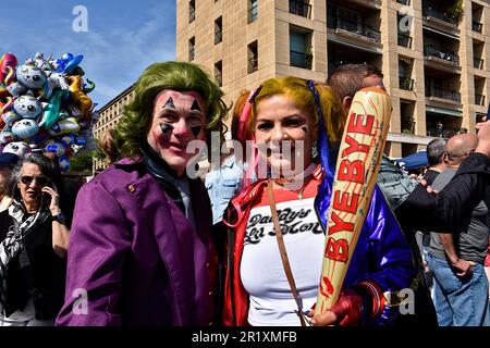 Marseille, Frankreich. 6. Mai 2023. Während des Karnevals werden Besucher gesehen. Die Parade des Karnevals in Marseille fand am 6. Mai im Alten Hafen von Marseille statt, wo Hunderte von Menschen sich versammeln, um das Ereignis zu erleben und zu genießen. (Credit Image: © Gerard Bottino/SOPA Images via ZUMA Press Wire) NUR REDAKTIONELLE VERWENDUNG! Nicht für den kommerziellen GEBRAUCH! Stockfoto