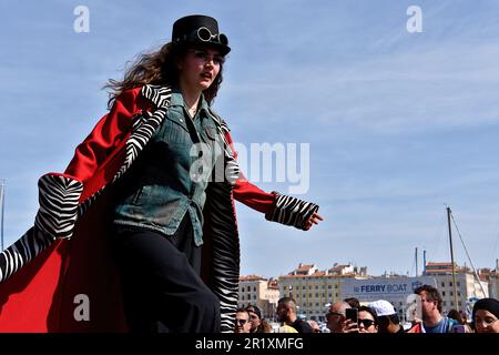 Marseille, Frankreich. 6. Mai 2023. Ein akrobat tritt während des Karnevals auf. Die Parade des Karnevals in Marseille fand am 6. Mai im Alten Hafen von Marseille statt, wo Hunderte von Menschen sich versammeln, um das Ereignis zu erleben und zu genießen. (Credit Image: © Gerard Bottino/SOPA Images via ZUMA Press Wire) NUR REDAKTIONELLE VERWENDUNG! Nicht für den kommerziellen GEBRAUCH! Stockfoto