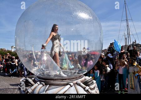 Marseille, Frankreich. 6. Mai 2023. Ein akrobat tritt während des Karnevals auf. Die Parade des Karnevals in Marseille fand am 6. Mai im Alten Hafen von Marseille statt, wo Hunderte von Menschen sich versammeln, um das Ereignis zu erleben und zu genießen. (Credit Image: © Gerard Bottino/SOPA Images via ZUMA Press Wire) NUR REDAKTIONELLE VERWENDUNG! Nicht für den kommerziellen GEBRAUCH! Stockfoto