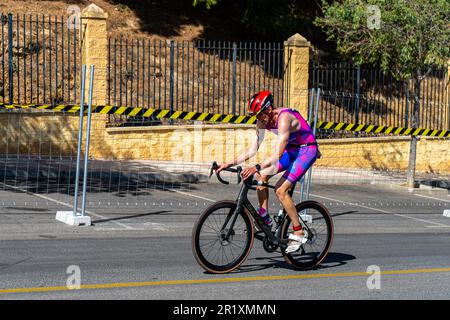 BENALMADENA, SPANIEN - 13. MAI 2023: Radrennen auf den Straßen der Costa del sol in Benalmadena, Spanien am 13. Mai 2023 Stockfoto