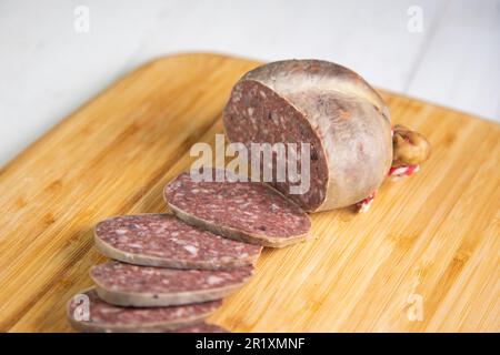 Ein Paltruc oder Bulle ist die dickste Wurst. Es handelt sich um eine Wurst aus der Blase oder dem Dickdarm des Schweines, gefüllt mit Hackfleisch/Faschiertem und Fett. Stockfoto