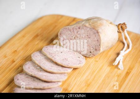 Ein Paltruc oder Bulle ist die dickste Wurst. Es handelt sich um eine Wurst aus der Blase oder dem Dickdarm des Schweines, gefüllt mit Hackfleisch/Faschiertem und Fett. Stockfoto