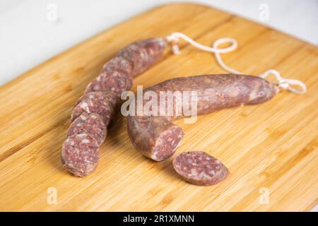 Ein Paltruc oder Bulle ist die dickste Wurst. Es handelt sich um eine Wurst aus der Blase oder dem Dickdarm des Schweines, gefüllt mit Hackfleisch/Faschiertem und Fett. Stockfoto