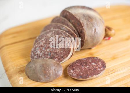 Ein Paltruc oder Bulle ist die dickste Wurst. Es handelt sich um eine Wurst aus der Blase oder dem Dickdarm des Schweines, gefüllt mit Hackfleisch/Faschiertem und Fett. Stockfoto