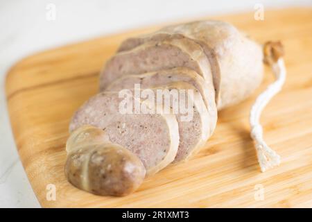 Ein Paltruc oder Bulle ist die dickste Wurst. Es handelt sich um eine Wurst aus der Blase oder dem Dickdarm des Schweines, gefüllt mit Hackfleisch/Faschiertem und Fett. Stockfoto